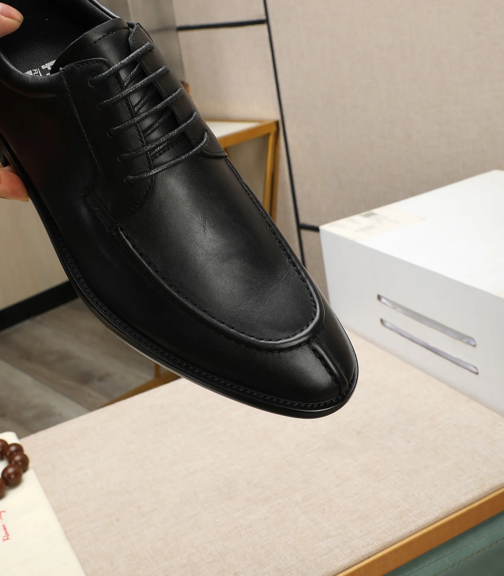 Men's shoes 💰540📛📛(water-dyed cowhide) Salvatore Ferragamo high-end (Salvatore Ferragamo) is the world's top luxury footwear brand. It comes from the fashion kingdom of Italy and is famous all over the world for its traditional handmade design and novel styles...🚶🏻🚶🏻New suit shoes are available simultaneously at the counter. This model is purely handmade. The fabric is imported from Italy's original first-layer cowhide. Soft water-dyed cowhide lining. Original authentic outsole🌀🌀Size: 38➖44 (45 customized)